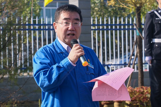 五星紅旗，我愿做你光華中淡淡的一筆——安彩高科舉行 國慶升旗儀式