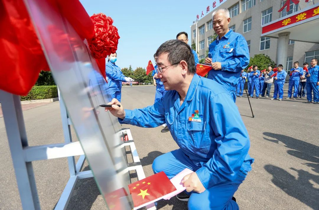 砥礪奮進(jìn) 生生不“熄”——焦作安彩舉行升國(guó)旗儀式