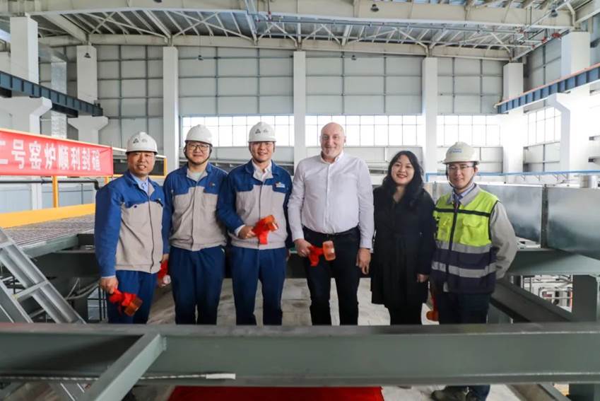 安彩藥玻項目2號窯爐順利封碹!