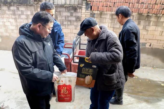 安彩高科到“第一書記”駐村點開展重陽節慰問活動